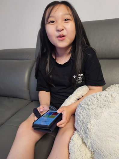 느린아이 앱으로 색깔 연습을 하고 있는 아이